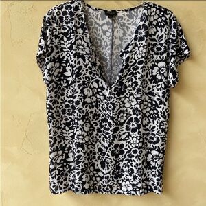 Ann Taylor Factory Floral Print Short Sleeve V-neck top Size Medium